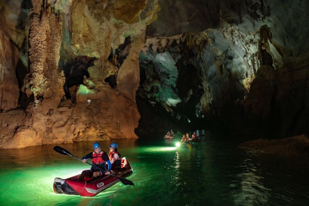 Khám phá Động Phong Nha 4.5km Thám Hiểm Trong Ngày