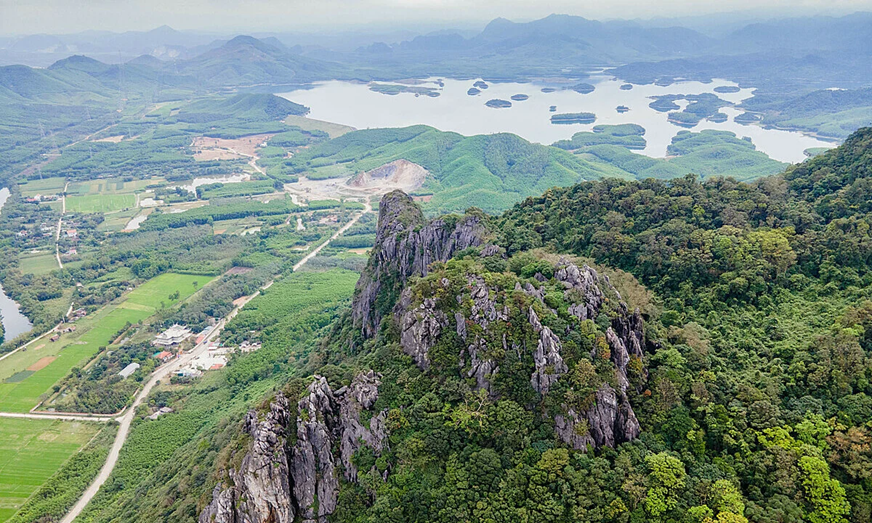 Núi Thần Đinh – Điểm Du Lịch Tâm Linh & Trekking Hấp Dẫn