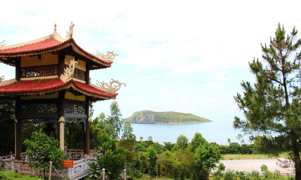 Vũng Chùa – Đảo Yến: Điểm đến tâm linh và danh thắng không thể bỏ lỡ khi du lịch Quảng Bình